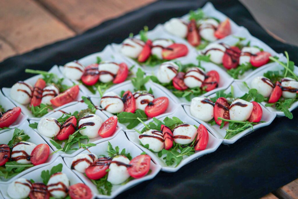 Walking Dinner met verschillende kleine hapjes en verse salades voor de barbecue